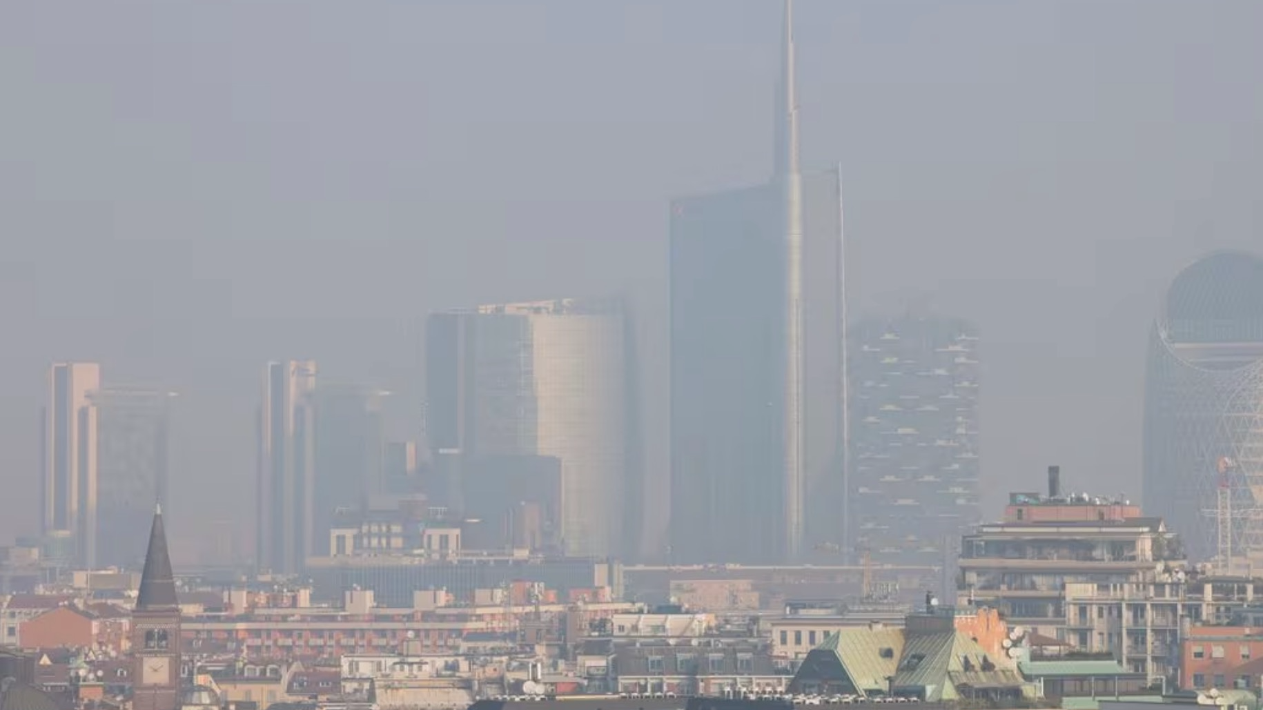 General view of high-rise buildings, UniCredit tower and Vertical Forest building, shrouded in smog in Milan, Italy, February 20, 2024. /CFP