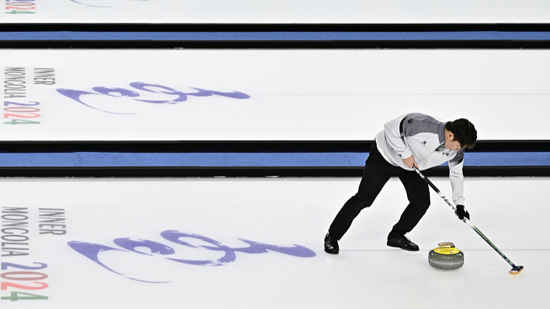 A curling athlete competes at the 14th National Winter Games of China. /CFP