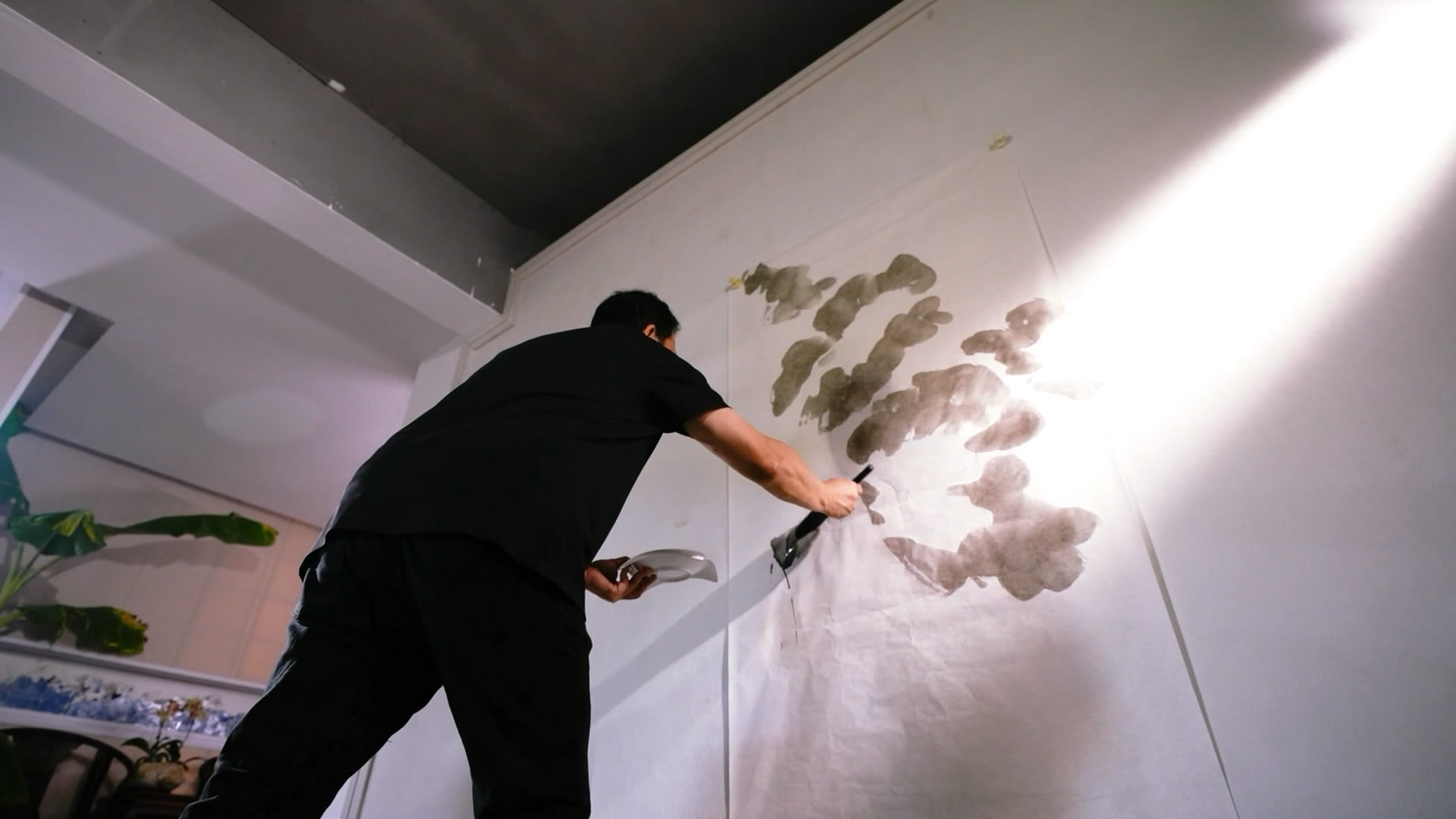 Liu Jianhua painting in his studio. /CGTN