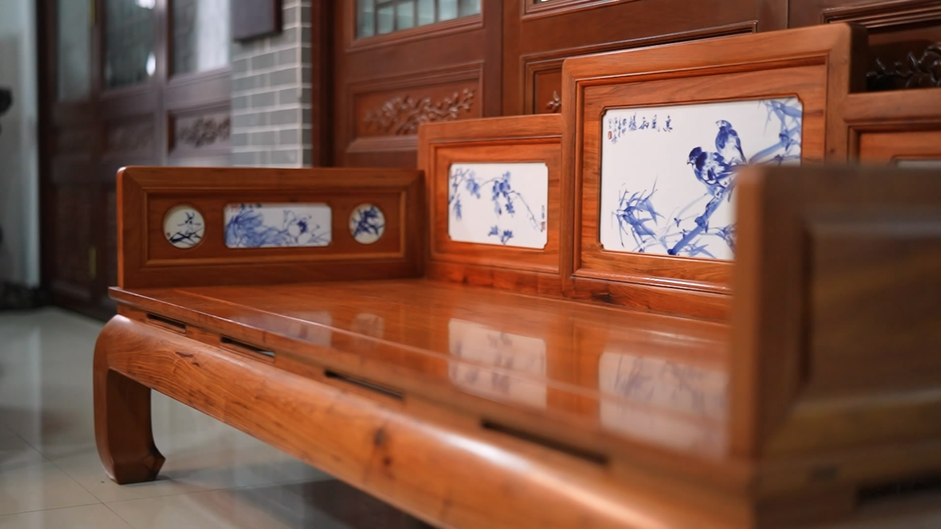 A custom-made Arhat bed with inlaid ceramic tiles painted by renowned artist Chen Yongkang. /CGTN