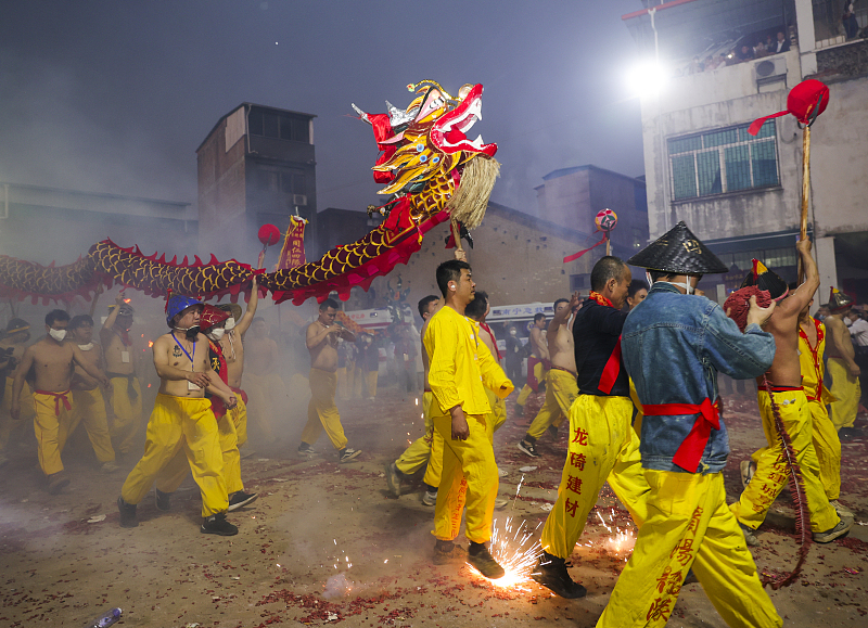 Folk artists perform the firecracker dragon dance during the Firecracker Dragon Festival in Binyang County, Nanning, Guangxi, February 20, 2024. /CFP