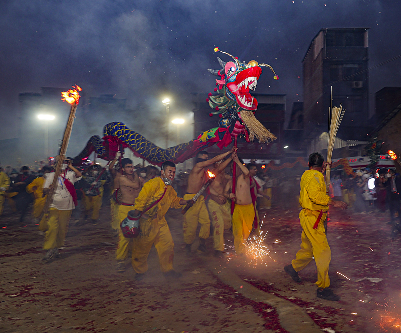 Folk artists perform the firecracker dragon dance during the Firecracker Dragon Festival in Binyang County, Nanning, Guangxi, February 20, 2024. /CFP