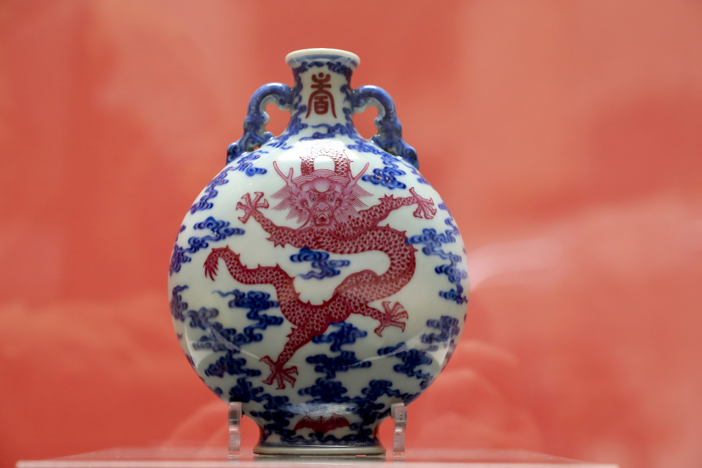 A photo taken at the Shanghai Museum on February 20, 2024 shows a blue-and-white porcelain vase featuring a carmine red dragon design, dating back to the reign of the Qianlong Emperor (1736-1796) during the Qing Dynasty (1644-1911). /CFP