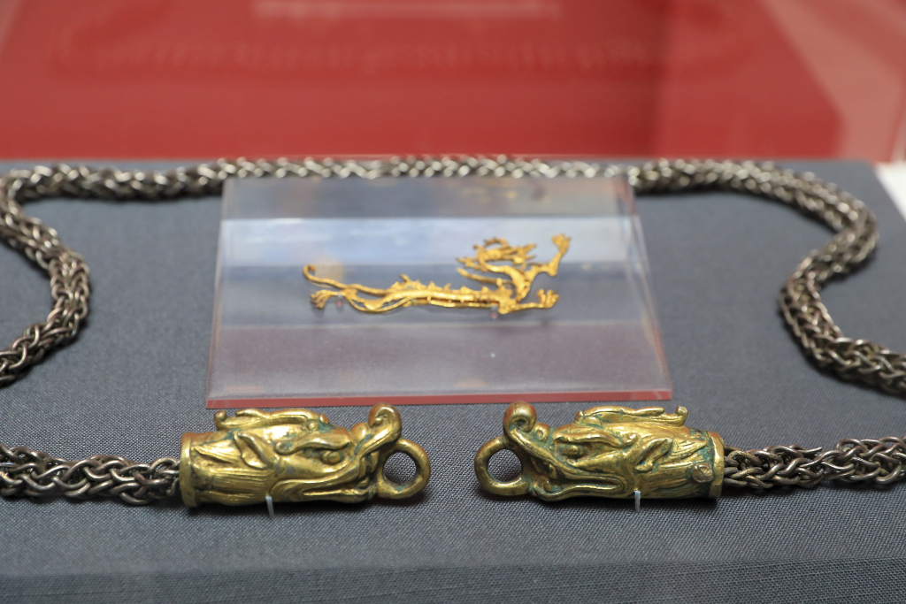 A photo taken at the Shanghai Museum on February 20, 2024 shows a silver chain with gilded bronze dragon heads, dating back to the Tang Dynasty (618-907). /CFP

