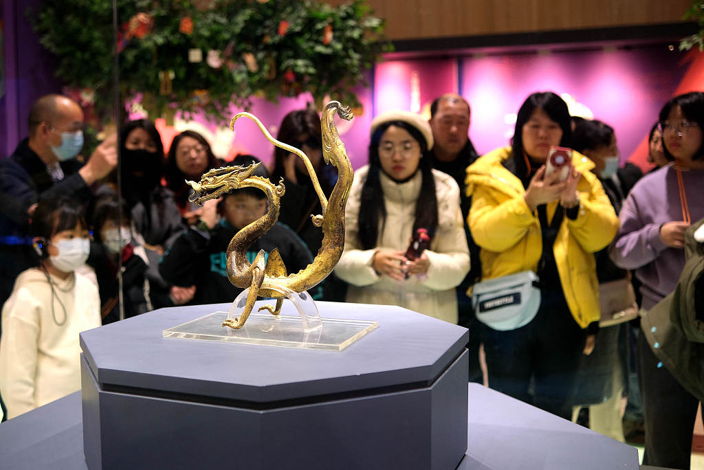 Photo taken on February 14, 2024 shows visitors appreciating the gilded iron-core bronze dragon displayed at the Shaanxi History Museum in Xi'an, Shaanxi Province. /CFP