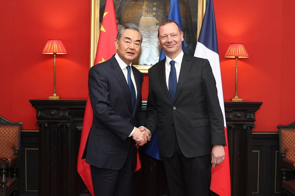 Chinese Foreign Minister Wang Yi (L) shakes hands with French President's Diplomatic Adviser Emmanuel Bonne in Paris, France, February 20, 2024. /Chinese Foreign Ministry