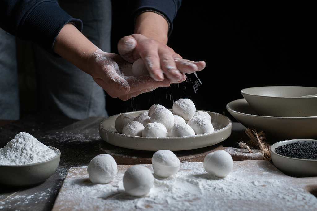 A file photo shows a man making tangyuan, or sticky rice balls. /CFP