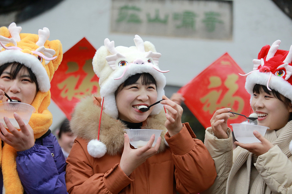 Visitors in Yangzhou, Jiangsu Province try out the local snack tangyuan on February 3, 2024. /CFP