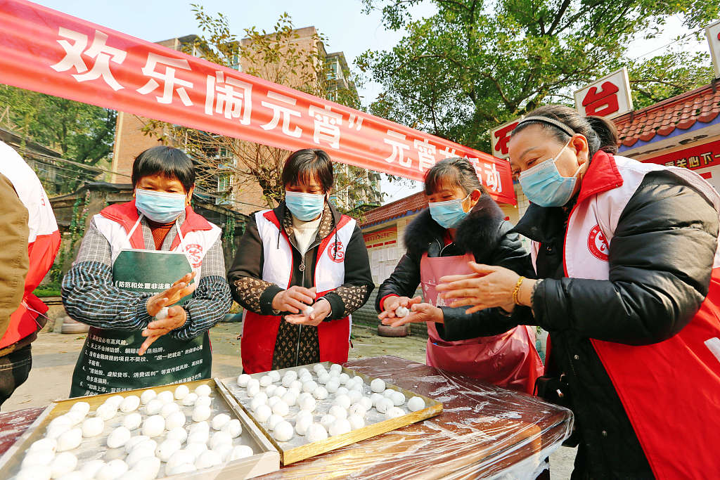 Locals in Chongqing make yuanxiao on February 21, 2024. /CFP