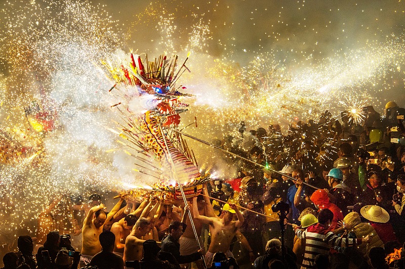 A file photo shows people taking part in a cultural event to celebrate the Lantern Festival and enjoying a dragon dance show in Meizhou, Guangdong Province. /CFP