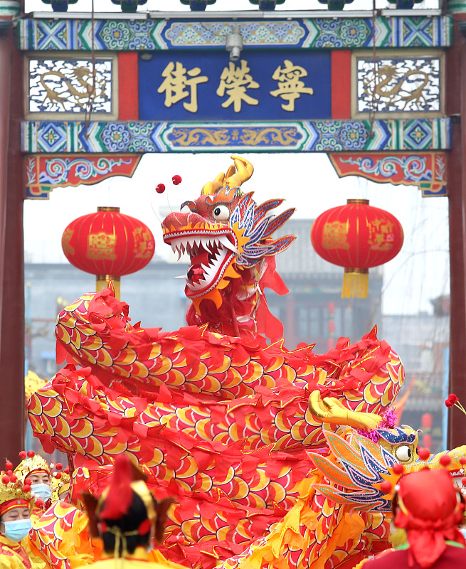 A file photo shows a dragon dance show during the Lantern Festival in Shijiazhuang, Hebei Province. /CFP