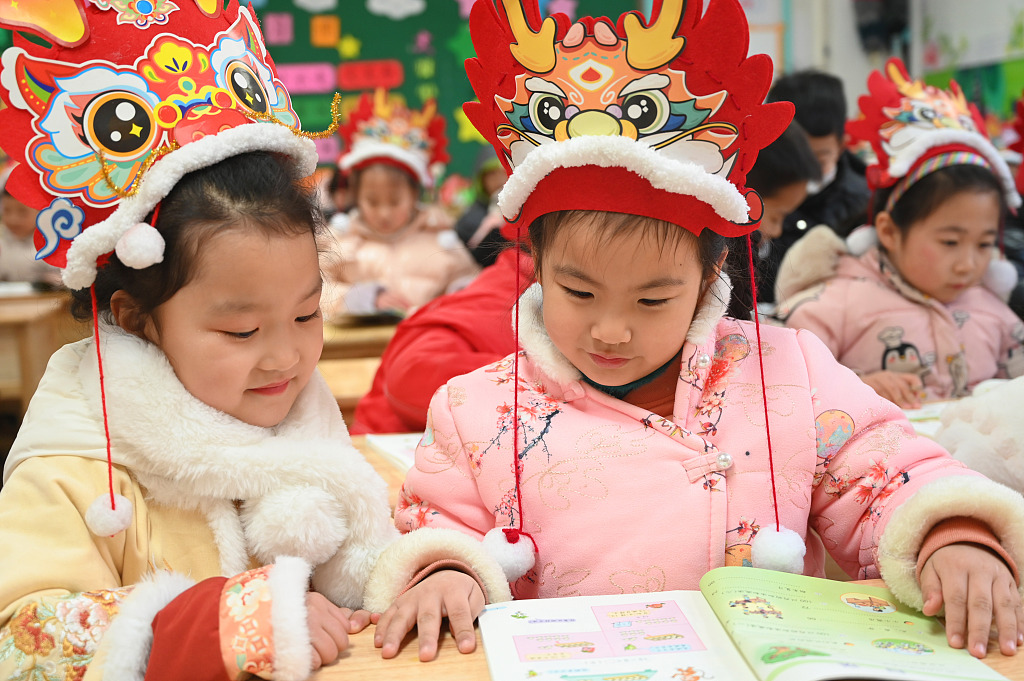 Students wearing hanfu and dragon-head hats take a class at a school in Xuzhou, Jiangsu Province on January 26, 2024. /CFP