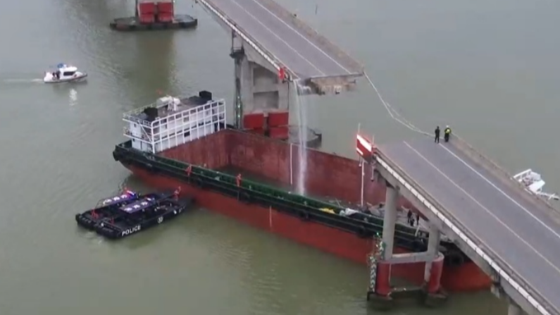 Live: Bridge fracture by vessel collision in south China's Guangzhou