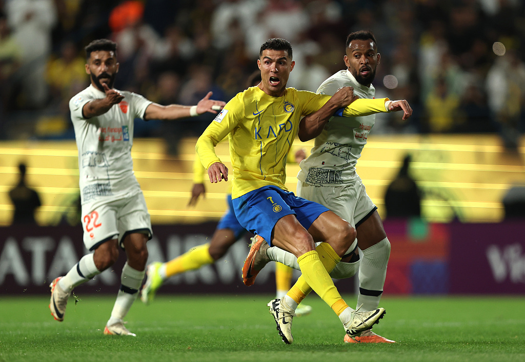 Cristiano Ronaldo (C) of Al Nassr battles for possession with players of Al Fayha during their AFC Champions League round of 16 second-leg match in Riyadh, Saudi Arabia, February 21, 2024. /CFP