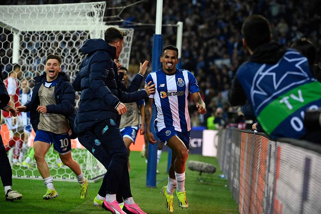 Galeno (C) of Porto celebrates after scoring a goal against Arsenal during their UEFA Champions League round of 16 first-leg match in Porto, Portugal, February 21, 2024. /CFP