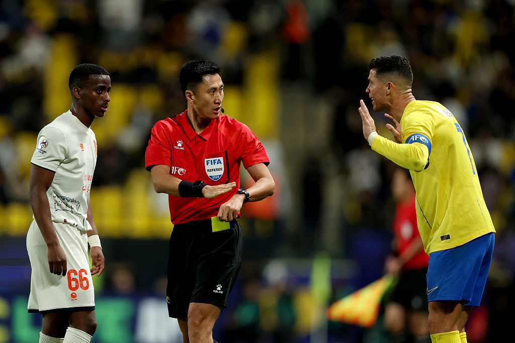 Chinese referee Ma Ning (C) reacts towards Cristiano Ronaldo (R) of Al Nassr during the AFC Champions League round of 16 second-leg match in Riyadh, Saudi Arabia, February 21, 2024. /CFP