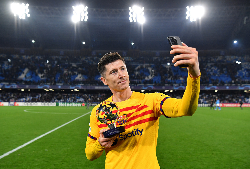 Robert Lewandowski of Barcelona takes a selfie while holding the PlayStation Player of the Match award after the UEFA Champions League round of 16 first-leg match in Naples, Italy, February 21, 2024. /CFP