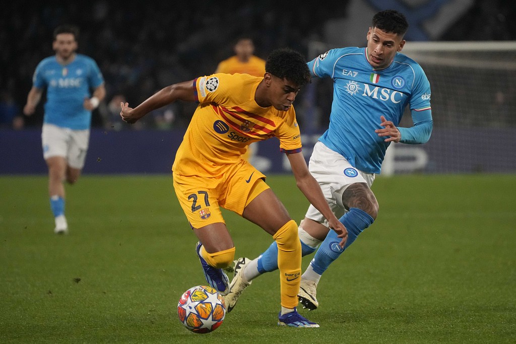 Barcelona's Lamine Yamal (L) and Napoli's Mathias Olivera battle for the ball during their UEFA Champions League round of 16 first-leg match in Naples, Italy, February 21, 2024. /CFP