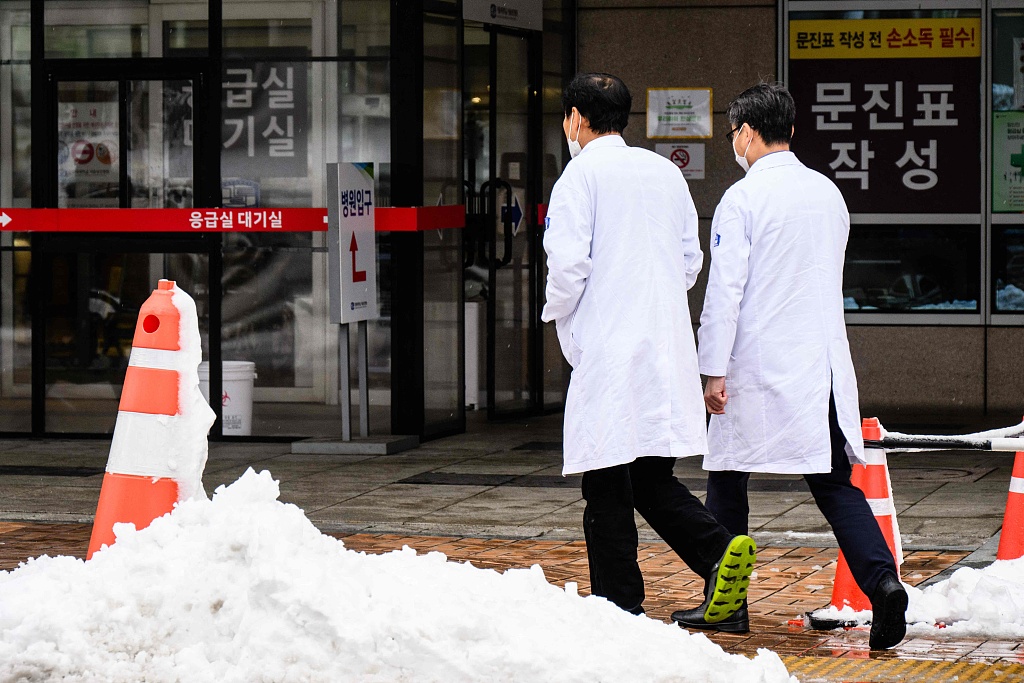 Medical workers outside a hospital in Seoul. South Korean hospitals were thrown into chaos this week as thousands of trainee doctors walked out  to protest medical training reforms aimed at ending a shortage of medics. February 22, 2024 /CFP