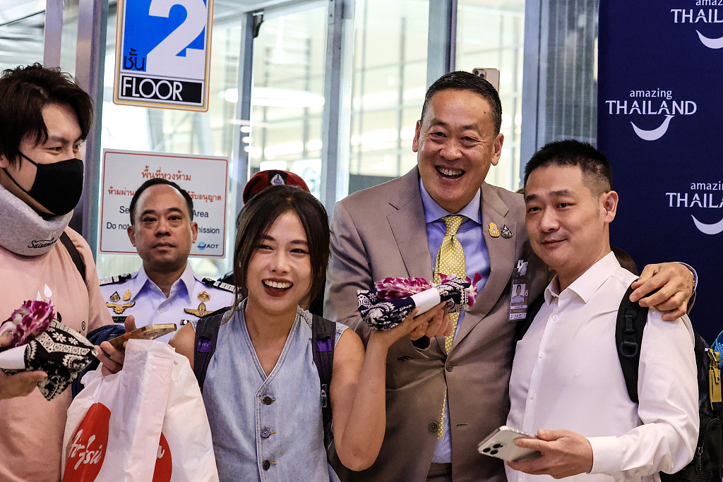 Thai Prime Minister Srettha Thavisin (second from right) poses for photographs while welcoming tourists from China at Suvarnabhumi Airport in Bangkok, Thailand, September 25, 2023. /CFP