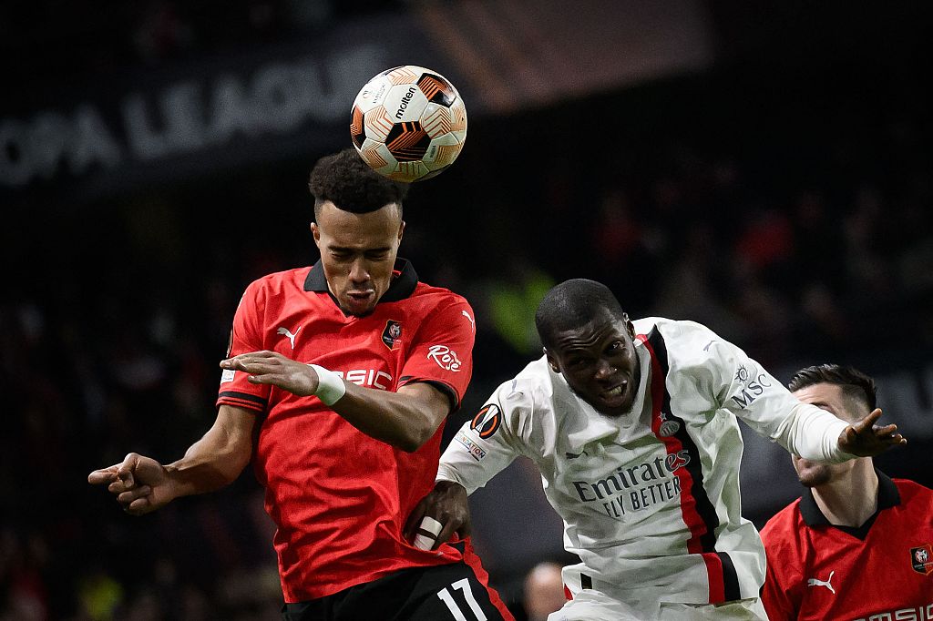 Guela Doue (L) of Rennes competes for the ball in the second-leg game of the UEFA Europa League Round of 16 playoff against AC Milan at Roazhon Park in Rennes, France, February 22, 2024. /CFP