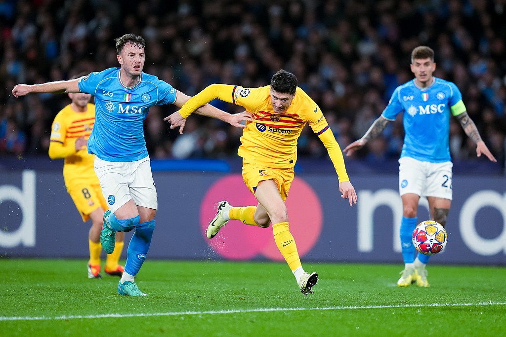 Robert Lewandowski (C) of Barcelona dashes for the ball in the first-leg game of the UEFA Champions League Round of 16 against Napoli at Stadio Diego Armando Maradona in Naples, Italy, February 21, 2024. /CFP