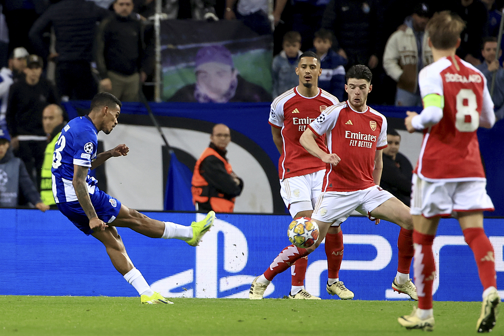 Galeno (L) of Porto shoots to score a goal in the first-leg game of the UEFA Champions League Round of 16 against Arsenal at Estadio do Dragao in Porto, Portugal, February 21, 2024. /CFP
