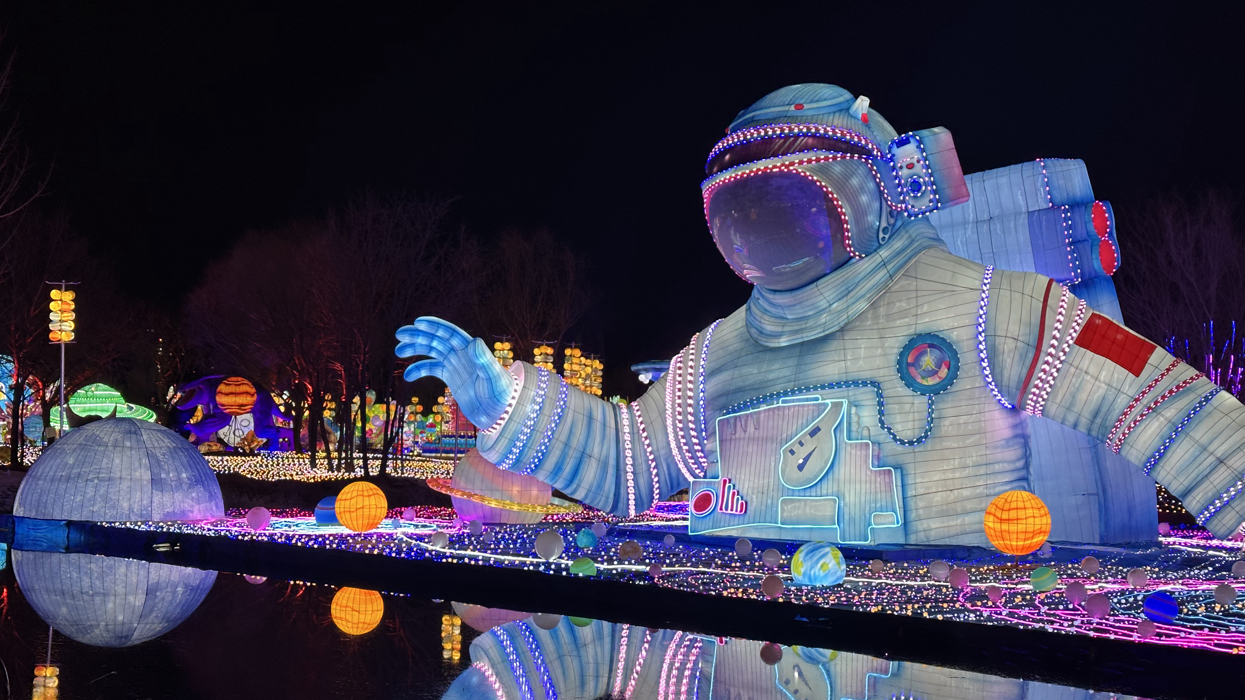 Live: Beijing's biggest lantern show 'The Megalights Wonderland' charms visitors