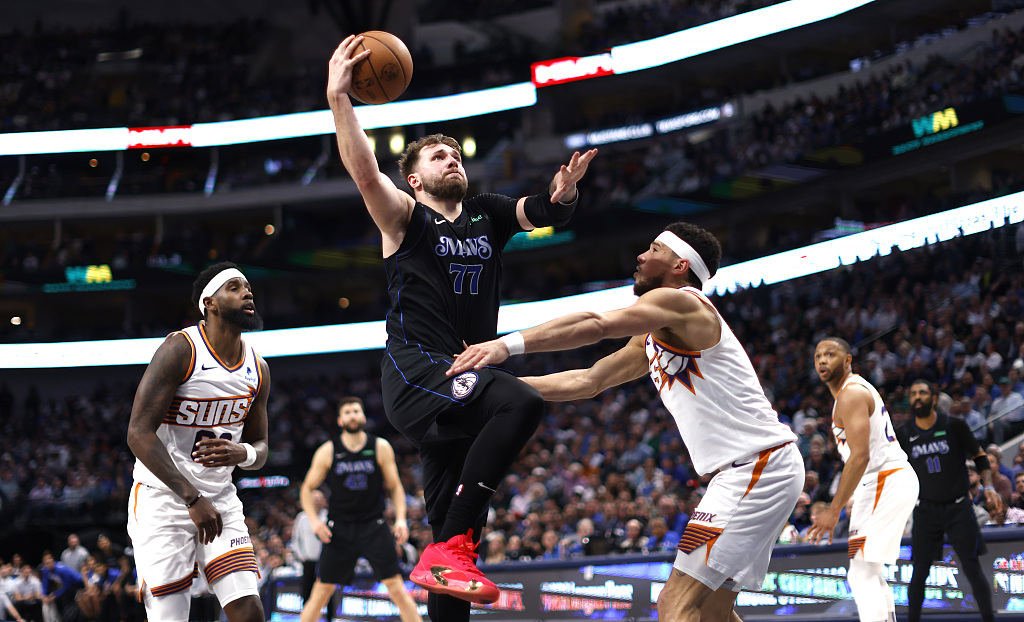 Luka Doncic (#77) of the Dallas Mavericks drives toward the rim in the game against the Phoenix Suns at American Airlines Center in Dallas, Texas, February 22, 2024. /CFP