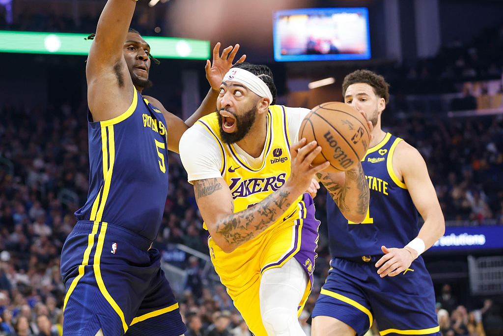 Anthony Davis (C) of the Los Angeles Lakers penetrates in the game against the Golden State Warriors at the Chase Center in San Francisco, California, February 22, 2024. /CFP