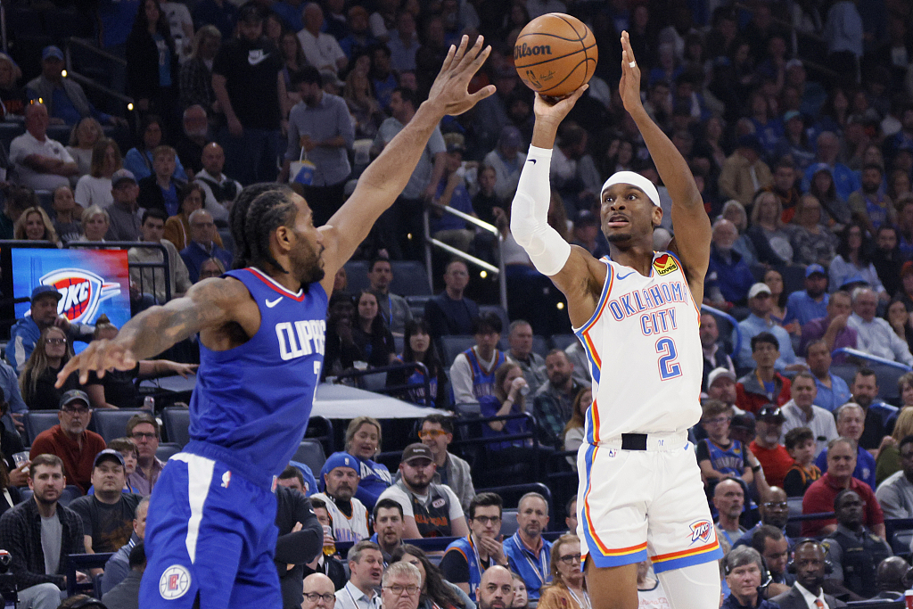 Shai Gilgeous-Alexander (R) of the Oklahoma City Thunder shoots in the game against the Los Angeles Clippers at Paycom Center in Oklahoma City, Oklahoma, February 22, 2024. /CFP