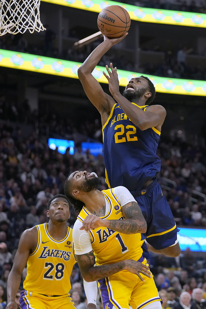 Andrew Wiggins (#22) of the Golden State Warriors drives toward the rim in the game against the Los Angeles Lakers at the Chase Center in San Francisco, California, February 22, 2024. /CFP