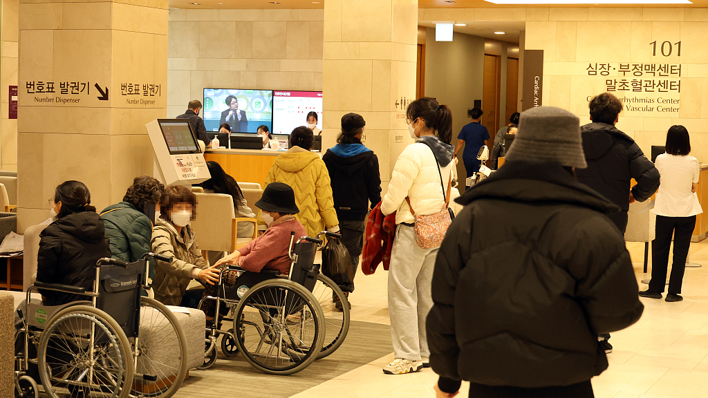 Patients wait at a hospital in Daejeon, South Korea, February 23, 2024. /CFP