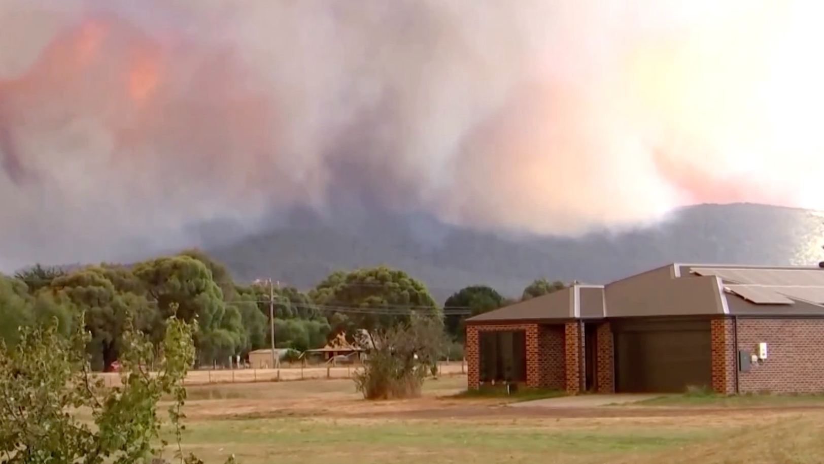 A bushfire burning out of control, Raglan, Australia, February 22, 2024. /CFP