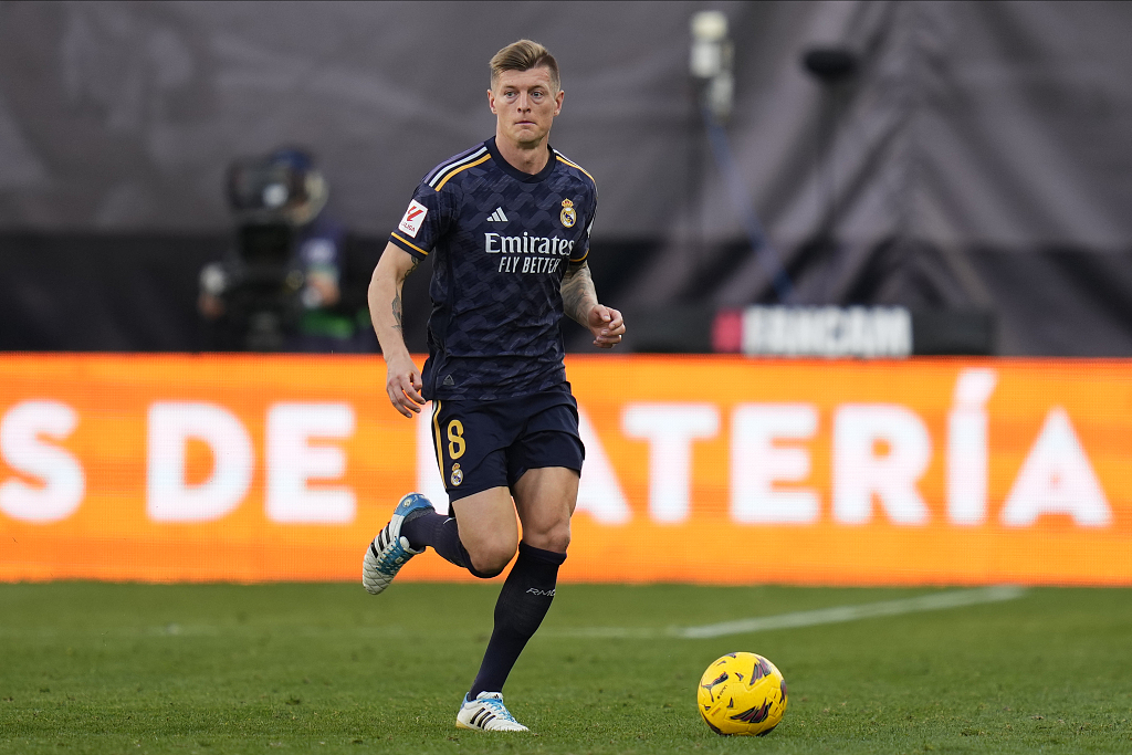 Toni Kroos of Real Madrid dribbles in the La Liga game against Rayo Vallecano at Vallecas Stadium in Madrid, Spain, February 18, 2024. /CFP