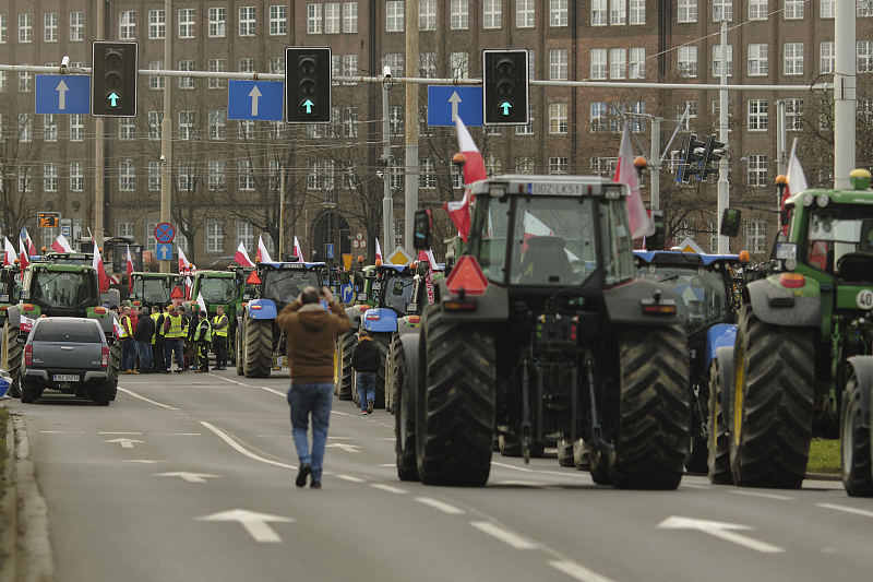 Tractors block a road during a protest by Polish farmers in Wroclaw, Poland, February 15, 2024. /CFP