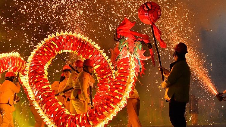 Dragon dance amid fireworks to celebrate Lantern Festival - CGTN