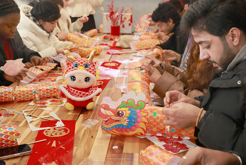 International students are seen making dragon lanterns in Nantong, east China's Jiangsu Province, February 23, 2024. /CFP