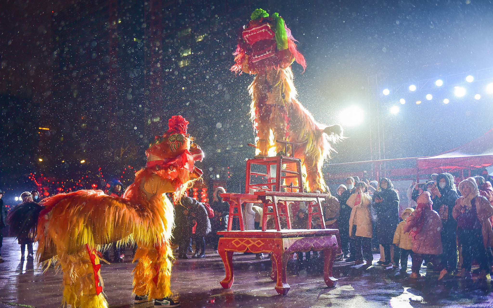Folk artists perform dragon dance in celebration of the Lantern Festival in Luoyang, an ancient capital city in central China's Henan Province, February 23, 2024. /CFP