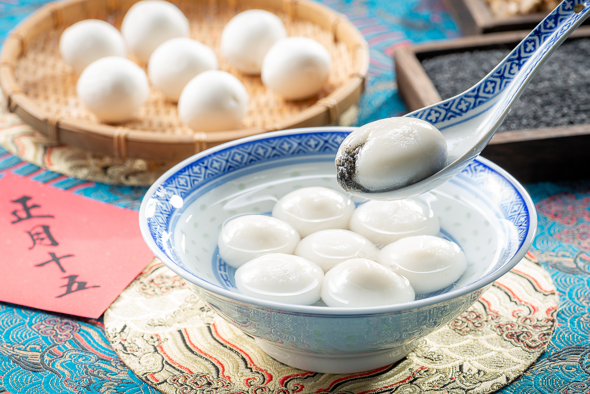 Eating tangyuan or yuanxiao—sweet or savory glutinous rice balls—is a beloved festival tradition. Their round shape symbolizes completeness and reunion, embodying themes of harmony, family unity, and health. /CFP