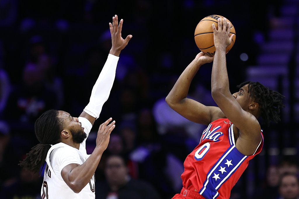 Tyrese Maxey (R) of the Philadelphia 76ers shoots in the game against the Cleveland Cavaliers at the Wells Fargo Center in Philadelphia, Pennsylvania, February 23, 2024. /CFP