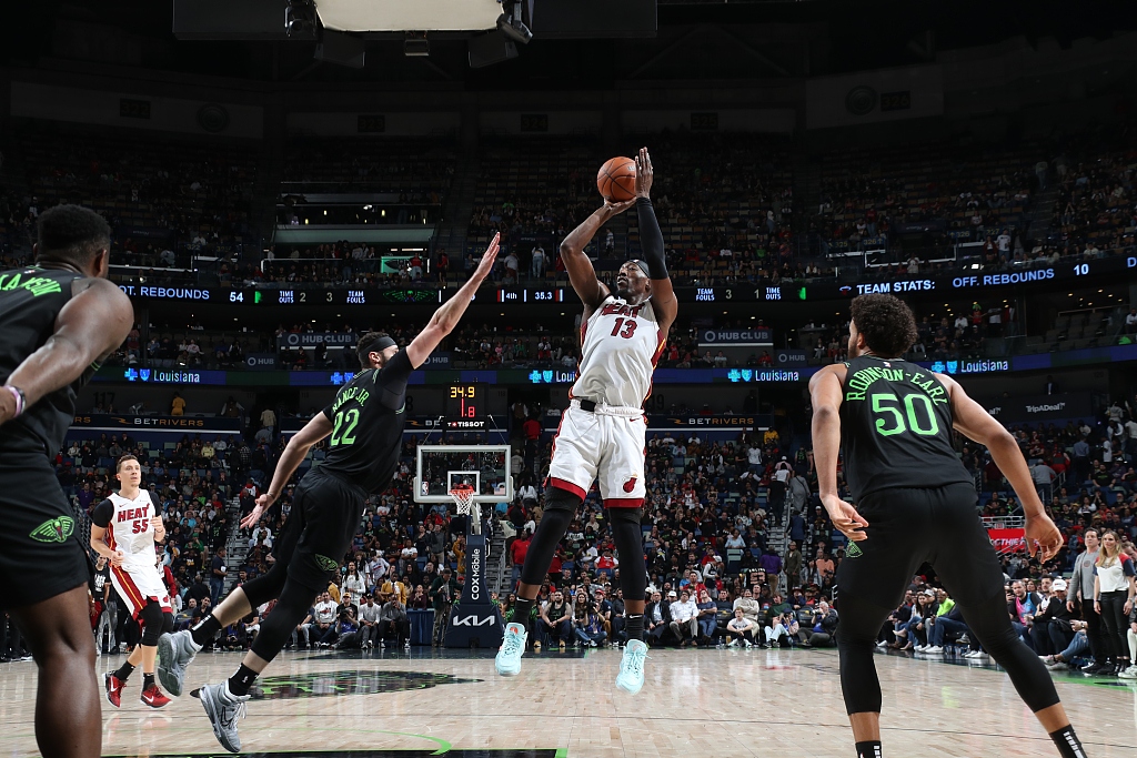 Bam Adebayo (#13) of the Miami Heat shoots in the game against the New Orleans Pelicans at Smoothie King Center in New Orleans, Louisiana, February 23, 2024. /CFP
