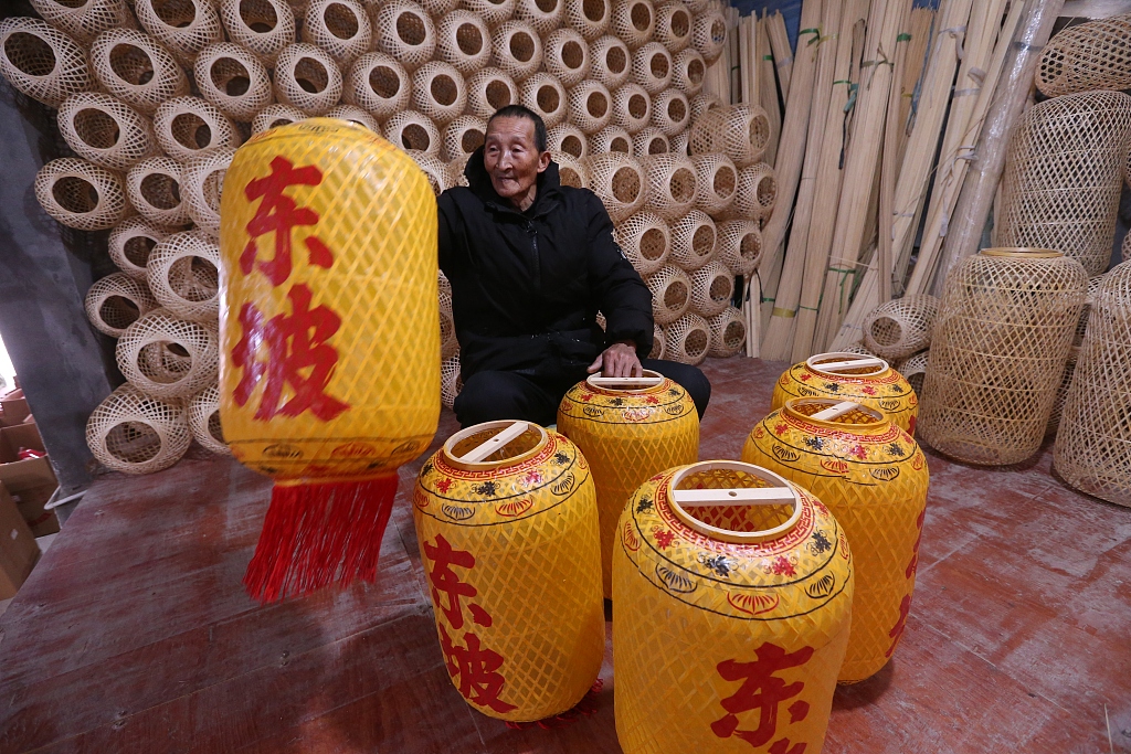 A worker makes lanterns at a factory in Dongpo District, Meishan, southwest China's Sichuan Province, January 12, 2024. /CFP