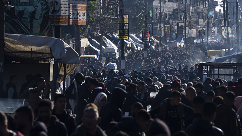 Palestinians crowd a street market in Rafah, Gaza Strip, February 21, 2024. /CFP