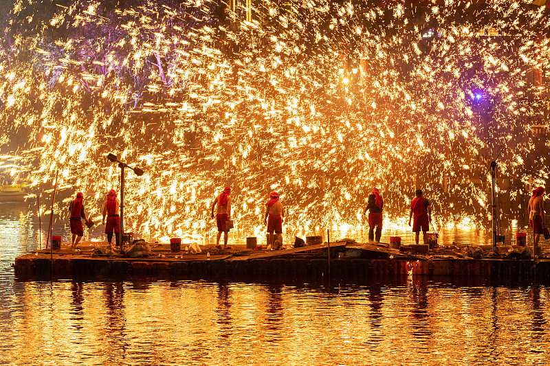 A molten iron throwing show is held in Chongqing Municipality, February 24, 2024. /CFP