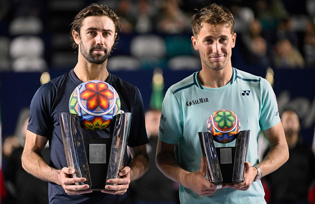 Australia's Jordan Thompson (L) and Norway's Casper Ruud hold their trophies after their ATP Los Cabos Open final in Los Cabos, Mexico, February 24, 2024. /CFP