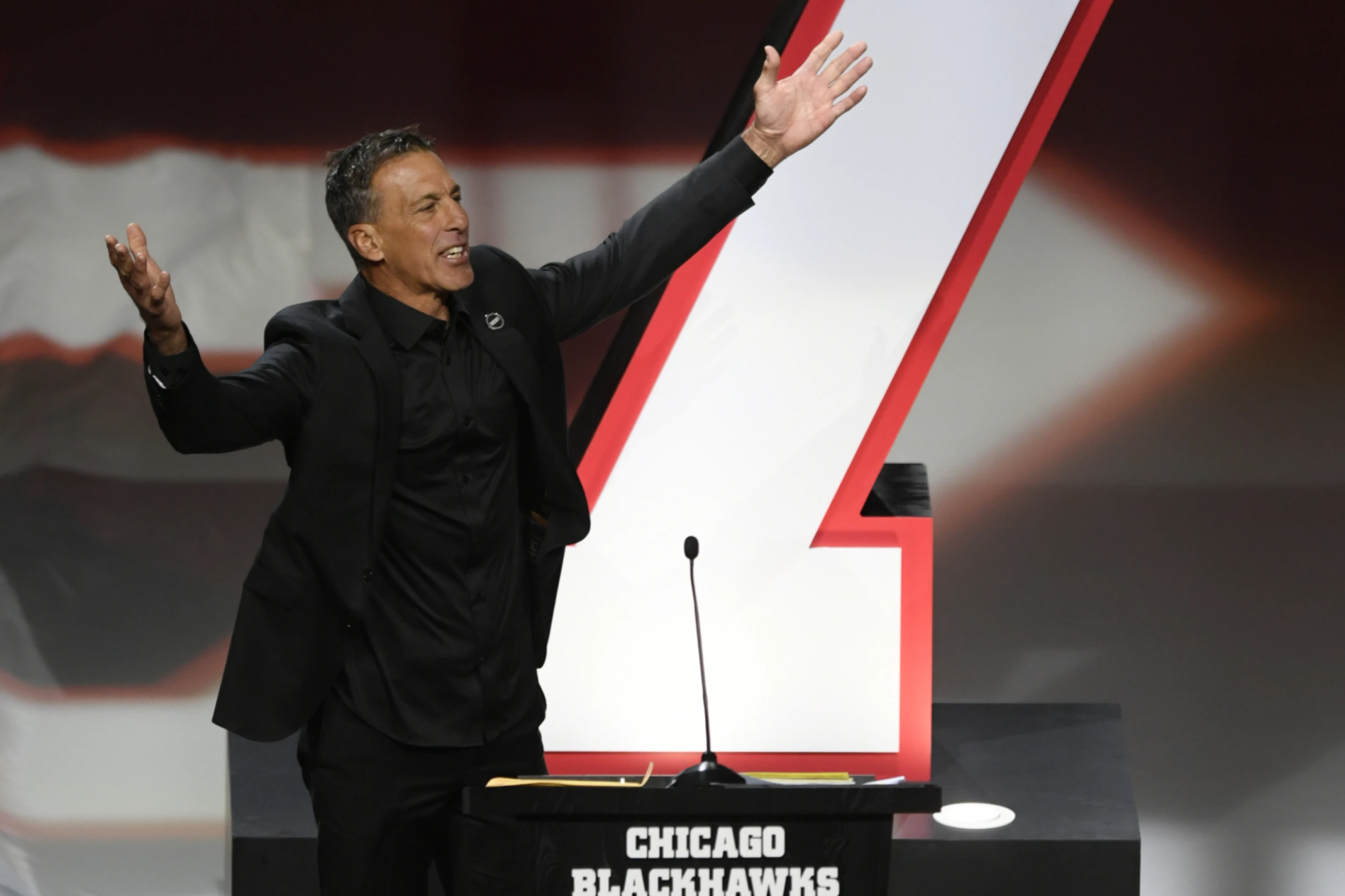 Chris Chelios attends the ceremony of the Chicago Blackhawks retiring his No. 7 jersey ahead of the game against the Detroit Red Wings at the United Center in Chicago, Illinois, February 25, 2024. /AP 