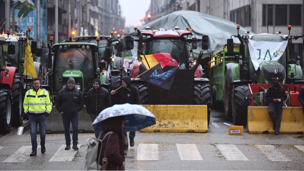 Tractors are parked behind a blockade in the European Quarter during a protest of farmers outside a meeting of EU agriculture ministers in Brussels, February 26, 2024. /CFP