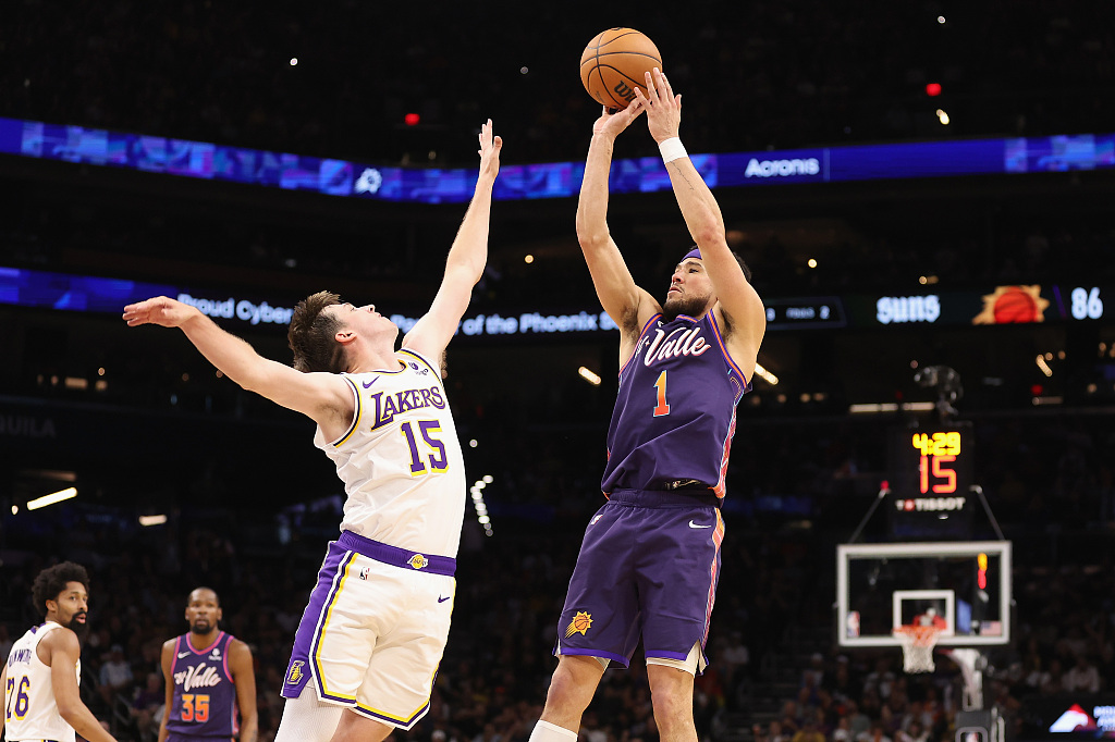 Devin Booker (#1) of the Phoenix Suns shoots in the game against the Los Angeles Lakers at Footprint Center in Phoenix, Arizona, February 25, 2024. /CFP