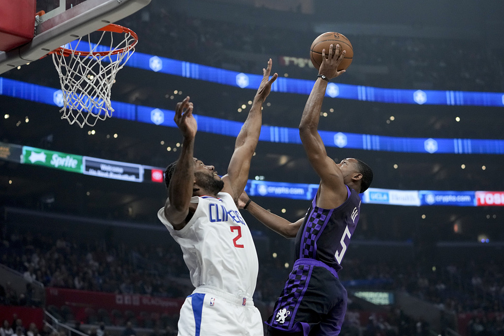 De'Aaron Fox (#5) of the Sacramento Kings drives toward the rim in the game against the Los Angeles Clippers at Crypto.com Arena in Los Angeles, California, February 25, 2024. /CFP